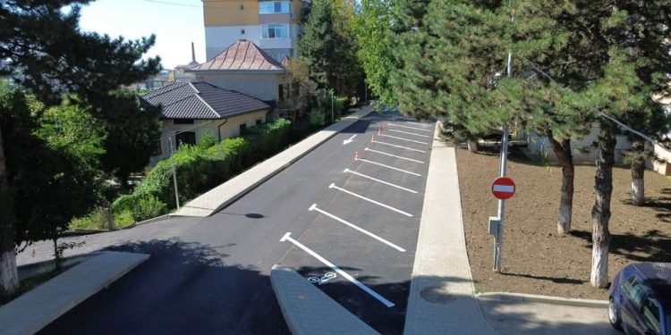 Strada Bujorilor din Burdujeni a fost reabilitată. Urmează plantări de copaci și lucrări la spațiile verzi