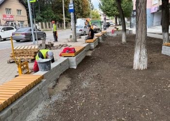 Burdujeniul va avea un nou spațiu de promenadă și relaxare. Scuarul pietonal este aproape finalizat