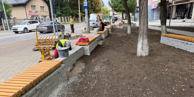 Burdujeniul va avea un nou spațiu de promenadă și relaxare. Scuarul pietonal este aproape finalizat