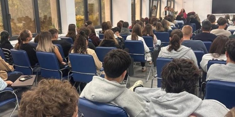 Elevii de la Colegiul ”Alexandru cel Bun”, informați de medici despre vaccinarea HPV