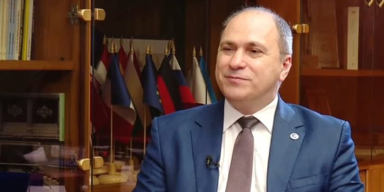 În prima zi de școală, ministrul sucevean al Educației, Mihai Dimian, va merge la unități de învățămînt din județul Prahova