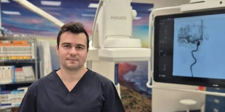 Un medic cu pregătire în Franța, specialist în neuroradiologie intervențională, se alătură echipei de la Spitalul Clinic Județean Suceava care tratează AVC-ul