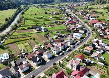 10 din cei 17 kilometri ai drumului Moldovița-Vama, asfaltați. Pînă la finele săptămînii viitoare va fi gata toată lucrarea