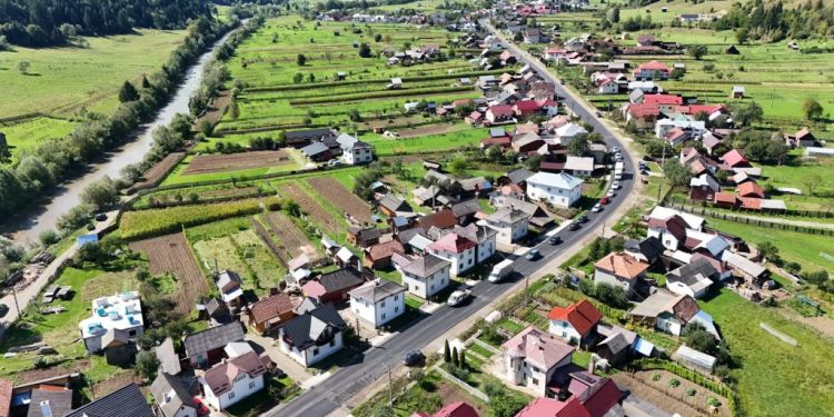10 din cei 17 kilometri ai drumului Moldovița-Vama, asfaltați. Pînă la finele săptămînii viitoare va fi gata toată lucrarea