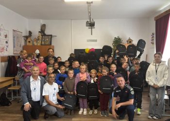 Acțiune privind riscurile abandonului școlar. Beneficiari au fost peste 100 de elevi de la Izvoarele Sucevei, Bobeica și Brodina de Sus, care au primit ghiozdane echipate și dulciuri (Foto)