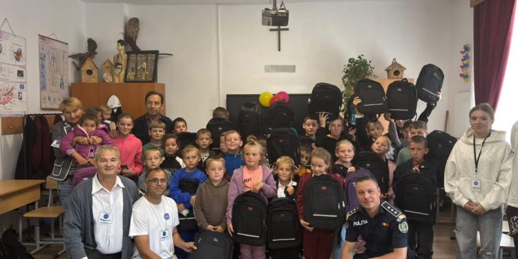 Acțiune privind riscurile abandonului școlar. Beneficiari au fost peste 100 de elevi de la Izvoarele Sucevei, Bobeica și Brodina de Sus, care au primit ghiozdane echipate și dulciuri (Foto)