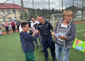 Acțiune privind riscurile abandonului școlar. Beneficiari au fost peste 100 de elevi de la Izvoarele Sucevei, Bobeica și Brodina de Sus, care au primit ghiozdane echipate și dulciuri (Foto)