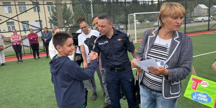 Acțiune privind riscurile abandonului școlar. Beneficiari au fost peste 100 de elevi de la Izvoarele Sucevei, Bobeica și Brodina de Sus, care au primit ghiozdane echipate și dulciuri (Foto)