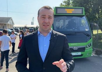 Lucian Harșovschi îi cere lui Vasile Rîmbu să reintroducă transportul public pentru copiii din zona ANL Burdujeni care învață la Școala 10: Atunci cînd acești copii aveau nevoie de transport, dumneavoastră l-ați eliminat. Transportul școlar nu este un moft