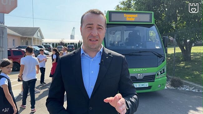 Lucian Harșovschi îi cere lui Vasile Rîmbu să reintroducă transportul public pentru copiii din zona ANL Burdujeni care învață la Școala 10: Atunci cînd acești copii aveau nevoie de transport, dumneavoastră l-ați eliminat. Transportul școlar nu este un moft