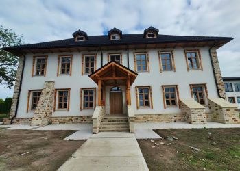 Horodnic de Sus. Școală construită în 1888, reabilitată. ”Școala veche e simbolul localității, bineînțeles, după Biserica Sfîntul Dumitru”