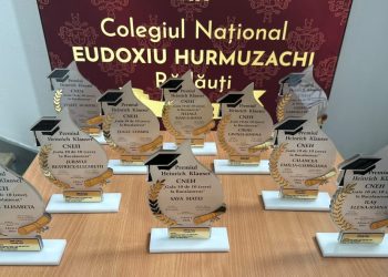 Început de an școlar la ”Eudoxiu Hurmuzachi”, cu multe premii pentru cei mai buni elevi care au trecut pe la acest colegiu și cu prezentarea celor 26 de elevi de clasa a V-a