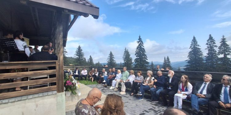 21 de poeți, la Crucea Talienilor, în memoria lui Nicolae Labiș, poetul care a trăit numai 21 de ani