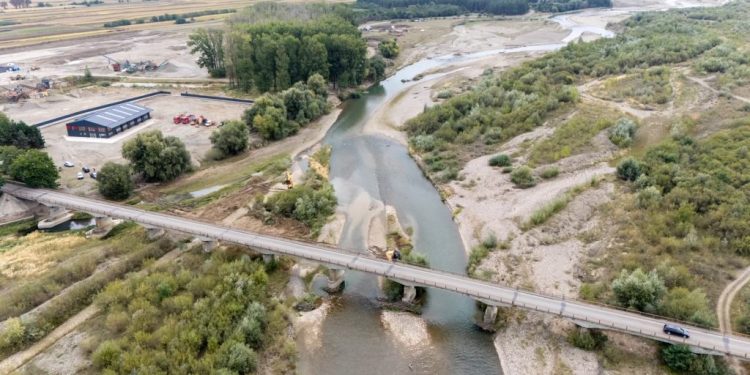 A demarat un proiect pentru modernizarea drumurilor județene în valoare de 85 de milioane de euro. Primul lot înseamnă 34 de kilometri de drum refăcut