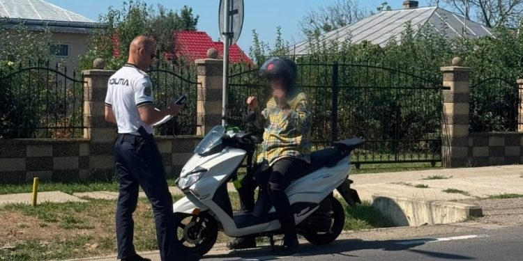 Acțiune a poliției care i-a vizat pe conducătorii de biciclete, trotinete, mopede și motociclete. Au fost aplicate 211 sancțiuni contravenționale