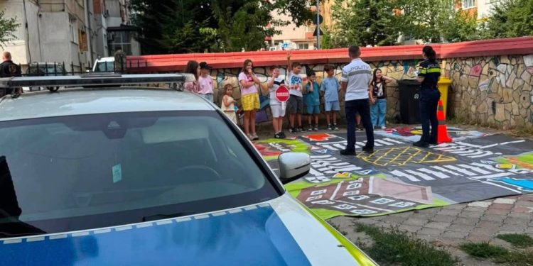”Super eroul sigur” continuă misiunea: Polițiștii suceveni, alături de copii și în ultimele zile de vacanță