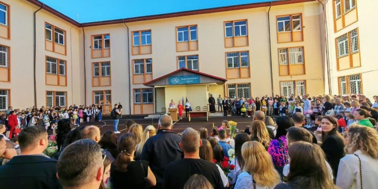 Toți inspectorii școlari suceveni, prezenți la deschiderea anului de învățămînt doar la parte din unitățile care le sînt arondate