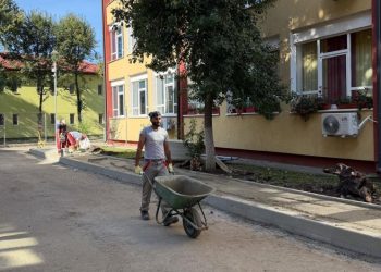 Două benzi de circulație spre Școala Nr. 8 și Grădinița Nr. 5