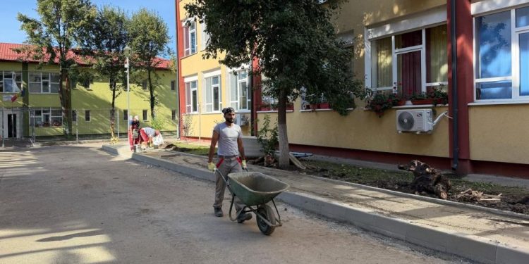 Două benzi de circulație spre Școala Nr. 8 și Grădinița Nr. 5
