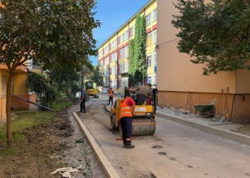 Două benzi de circulație spre Școala Nr. 8 și Grădinița Nr. 5
