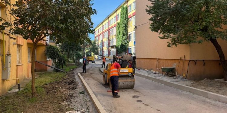 Două benzi de circulație spre Școala Nr. 8 și Grădinița Nr. 5