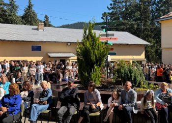 La Colegiul Silvic Bucovina unii bobocii plîng, fiindu-le dor casă, dar le trece repede. Directoarea Alina Cuciurean: După două-trei săptămîni uită să le răspundă părinților la telefon