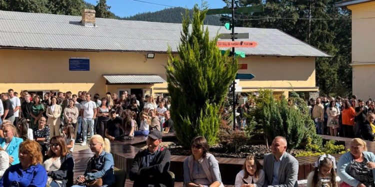 La Colegiul Silvic Bucovina unii bobocii plîng, fiindu-le dor casă, dar le trece repede. Directoarea Alina Cuciurean: După două-trei săptămîni uită să le răspundă părinților la telefon