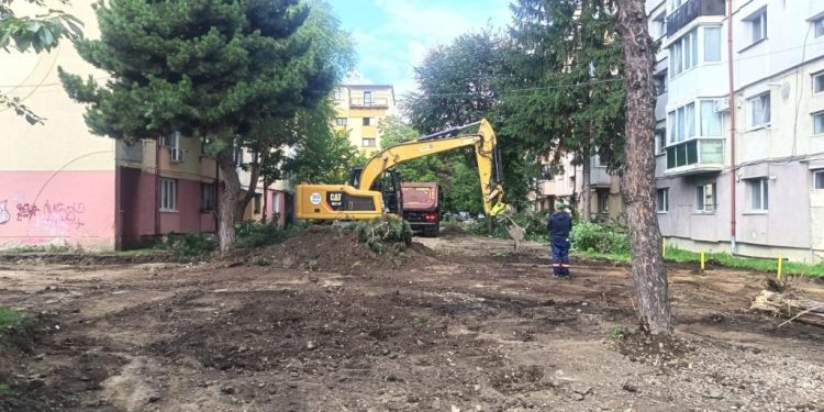 Locuri de parcare pentru locuitorii de pe străzile Narciselor și Vișinilor: a început amenajarea șantierului