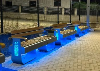 Bănci moderne, în comuna unde se află celebra Mănăstire Sucevița
