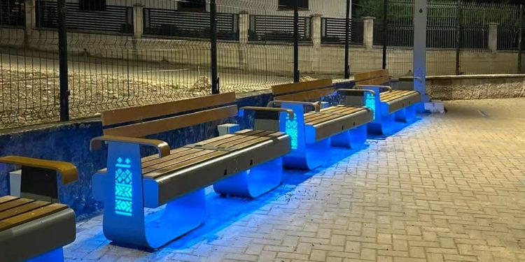 Bănci moderne, în comuna unde se află celebra Mănăstire Sucevița