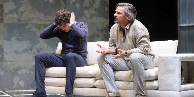 Un tablou alb, trei prieteni și mult umor. Teatrul sucevean: Vă așteptăm vineri, 11 septembrie, ora 19:00, să deschidem împreună stagiunea 2026-2027 cu spectacolul ”Artă”