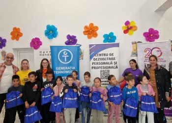 Ghiozdane și rechizite, pentru copiii din cătunul Țâmpoceni, în cadrul programului ”Hai cu noi – școala pentru toți!”