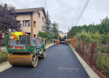 Strada Vișinilor din Zamca, în reabilitare. Se refac drumul, trotuarele și zonele verzi. Locuri de parcare, pe strada alăturată