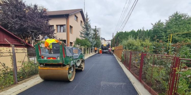 Strada Vișinilor din Zamca, în reabilitare. Se refac drumul, trotuarele și zonele verzi. Locuri de parcare, pe strada alăturată