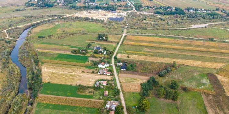 Se pregătește modernizarea drumului de pămînt care leagă Zamostea de limita cu județul Botoșani