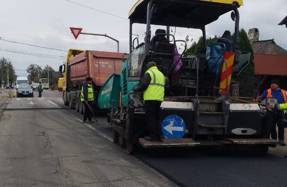 Asfaltare pe DN2E, între Voitinel și Vicovu de Jos. Urmează tronsonul Solca–Marginea