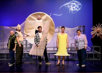 Shakespeare, zîne și patru liceene pe scenă. ”Visul unei nopți de vară” deschide stagiunea teatrului sucevean. Alina Mihăescu: Întotdeauna sînt inserții mai moderne, pentru că altfel ce-am face?! Textul este clasic, este limba lui Shakespeare