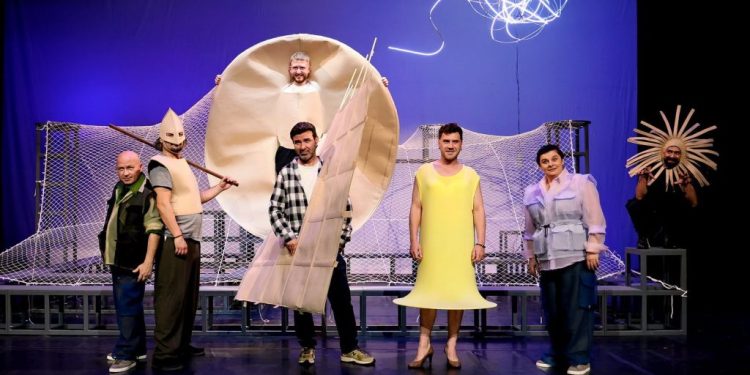 Shakespeare, zîne și patru liceene pe scenă. ”Visul unei nopți de vară” deschide stagiunea teatrului sucevean. Alina Mihăescu: Întotdeauna sînt inserții mai moderne, pentru că altfel ce-am face?! Textul este clasic, este limba lui Shakespeare