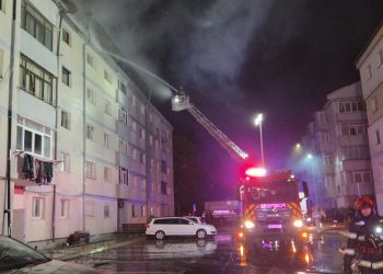 Incendiu la acoperișul unui bloc din Burdujeni. Nu sînt victime