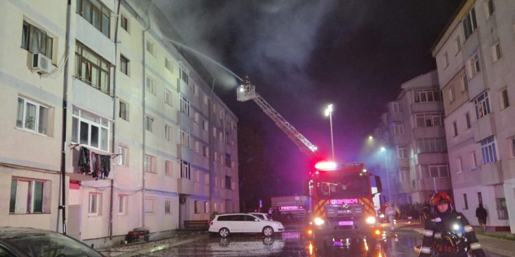 Incendiu la acoperișul unui bloc din Burdujeni. Nu sînt victime