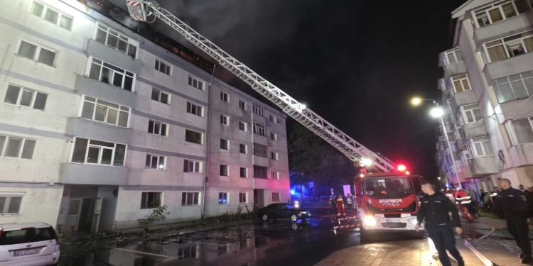 Prefectura Suceava: Incendiul din Burdujeni este localizat. Au fost pregătite locuri de cazare pentru locatari