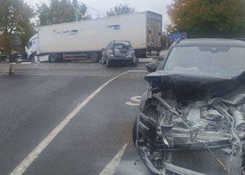 Accident la Drăgușeni cu un autotren și două autoturisme. Au fost implicate 4 persoane. Una a fost transportată la spital