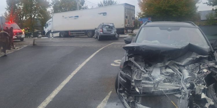 Accident la Drăgușeni cu un autotren și două autoturisme. Au fost implicate 4 persoane. Una a fost transportată la spital