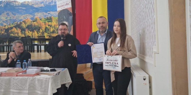 3.000 de lei din partea Inspectoratului Școlar Suceava, pentru cîștigătoarea Marelui Premiu al Festivalului Național-Concurs de Poezie „Nicolae Labiș”, Amalia-Teodora Poenaru