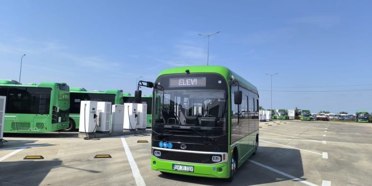 Autobuz cu 37 de locuri în locul celui cu 23 de locuri, pentru transportul elevilor de la Școala 10 care locuiesc în zona Aleea Dumbrăvii