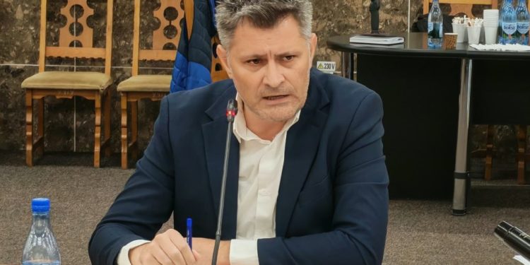 Parcările de domiciliu, în atenția consilierilor locali. Beni Atodiresei propune abonament de 100 de lei, după ce Lucian Harșovschi a cerut restituirea banilor plătiți de suceveni și gratuitate pentru 12 luni