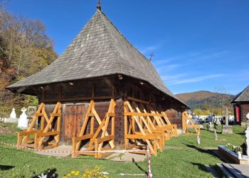 Biserica de lemn de la Putna va fi restaurată și mutată în parcarea Mănăstirii Putna