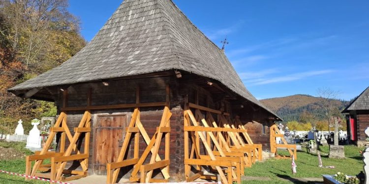 Biserica de lemn de la Putna va fi restaurată și mutată în parcarea Mănăstirii Putna