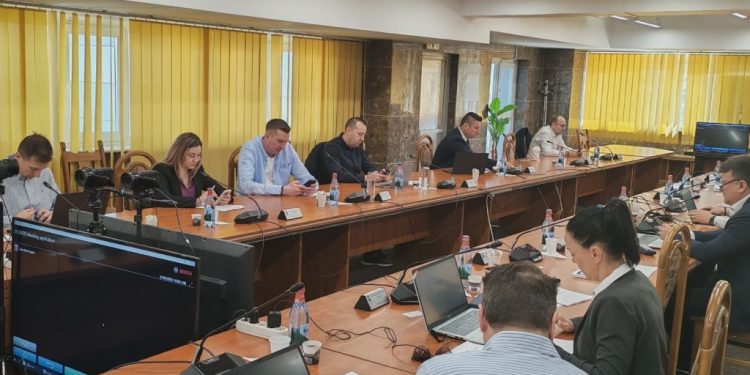 Trece sau nu trece propunerea privind reducerea taxei de parcare în municipiul Suceava de la 500 la 100 de lei? Poate doar la limită. Poate