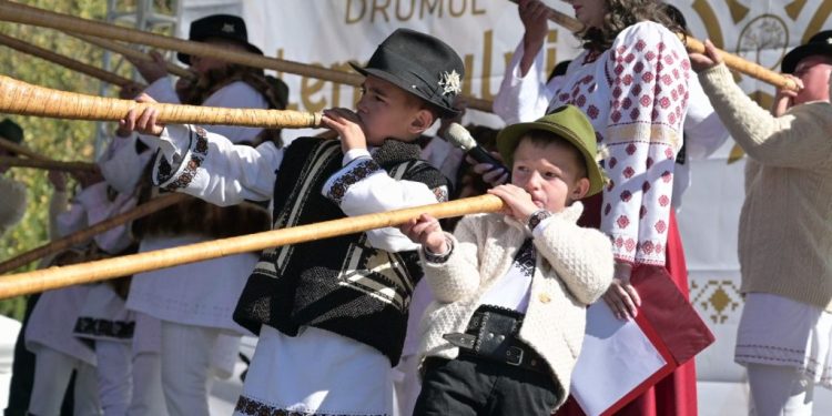Zeci de producători locali, meșteri populari, fermieri și crescători de animale, plus mii de vizitatori, la Cîmpulung Moldovenesc, la Festivalul Drumul Lemnului și la Tîrgul Lăptarilor